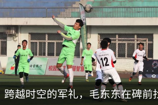 跨越时空的军礼，毛东东在碑前找到英雄烈士大爷爷毛岸英